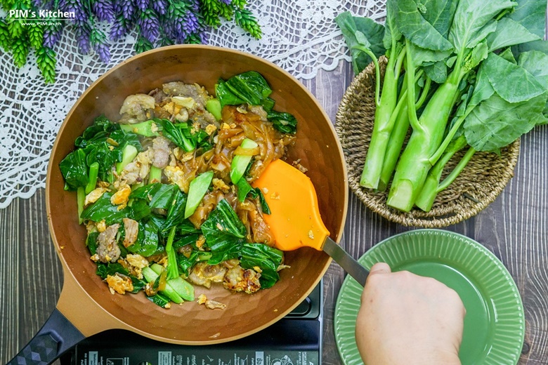 stir fried rice noodles with soy sauce and pork 25