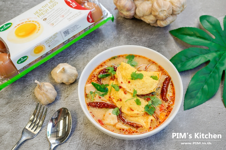 egg wonton with seasoned pork in tomyum soup23