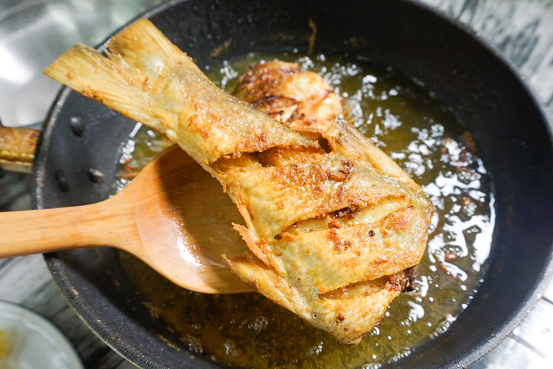 deep fried thread fin fish with turmeric 12