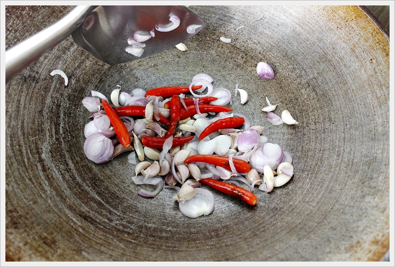 steamed fish with thai herbs 07