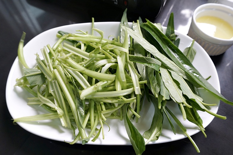 crispy deep fried morning glory salad 02